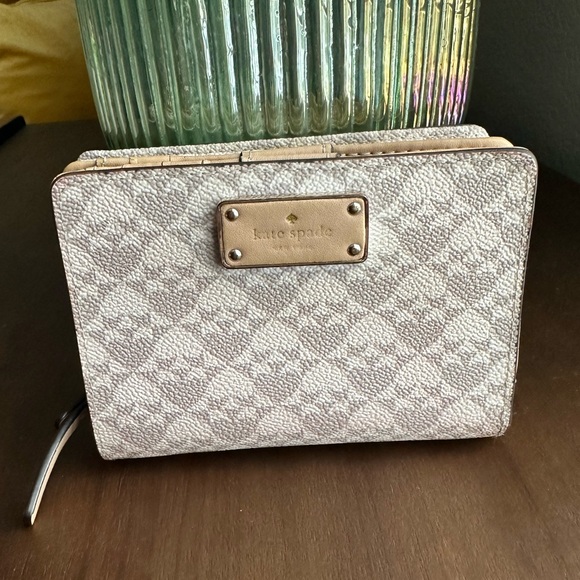 Kate Spade ♠️ Iconic Spade Design Wallet - Picture 1 of 10